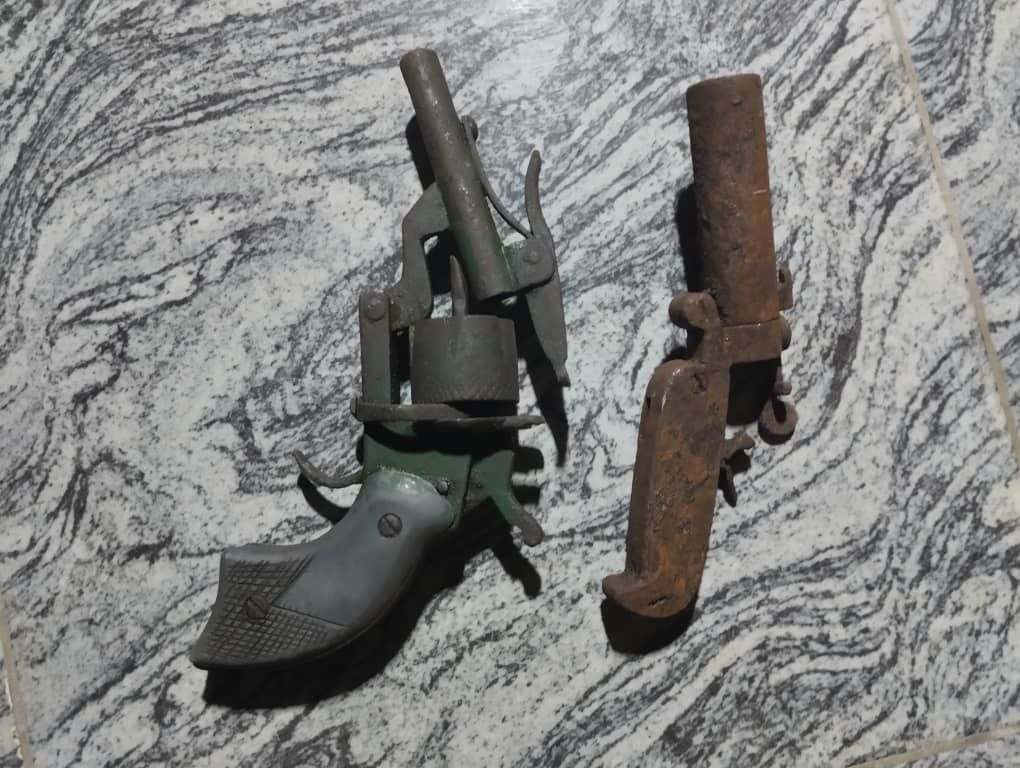 The Akwa Ibom State Police Command has arrested a three-man armed robbery syndicate and recovered dangerous weapons in its ongoing efforts to eliminate criminal gangs across the state.
According to a statement signed by the command’s spokesperson, DSP Timfon John, the suspects were arrested on Friday, November 7, 2025, at about 8:00 pm, following credible intelligence that led operatives to a native doctor’s residence in Ikot Ineme Village.