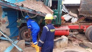 Articulated-truck-crashed-into-residential-building-in-Lagos-696x392