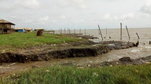 A-sea-shore-in-Ayetoro-with-broken-pieces-of-houses-that-have-been-washed-into-the-sea-2-653x365-1