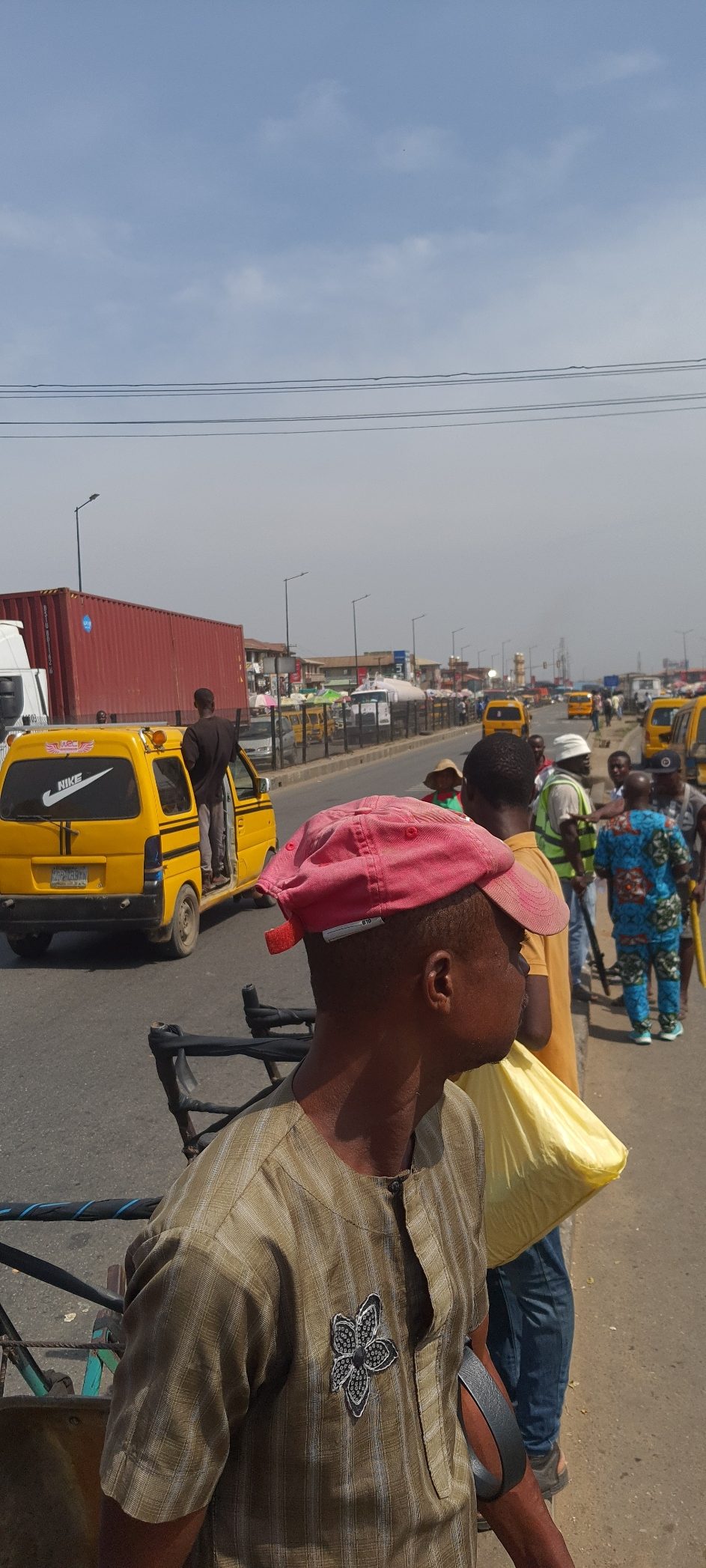 Some onllokers at the scene of the accident, where a motorcyclist hits and breaks policeman’s leg to escape arrest on BRT corridor