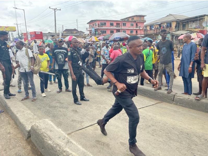 BREAKING: Mob beats Lagos policeman to stupor for pushing man crushed by BRT