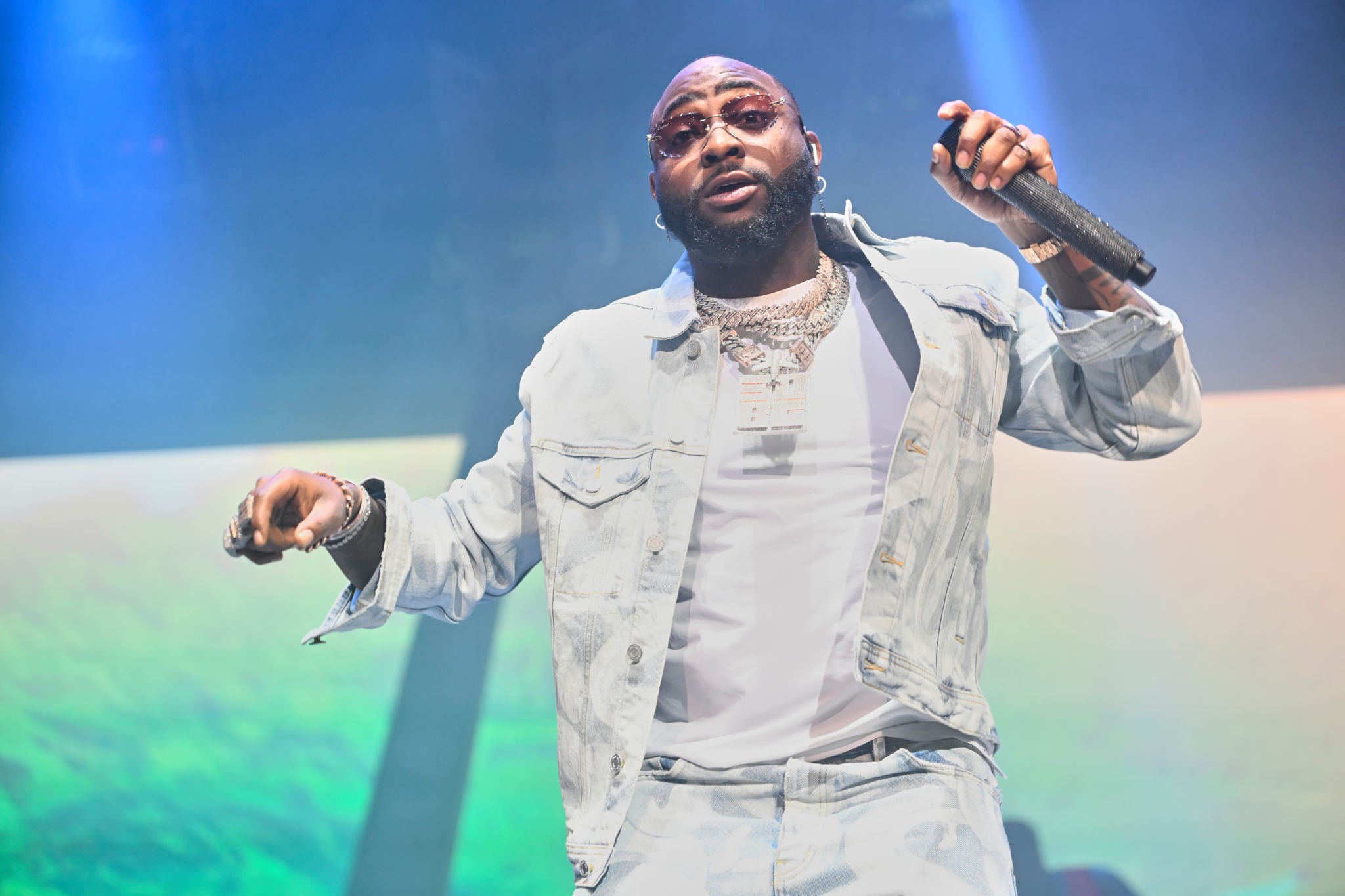 Nigerians react as Davido said, “Make nobody beg me”