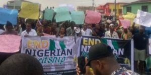 Angry Nigerians block roads in Ibadan, protest hunger, hardship