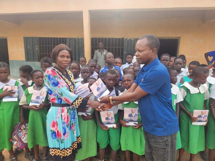 Onorigho, Foundation donate notebooks to primary, secondary schools in Oghara