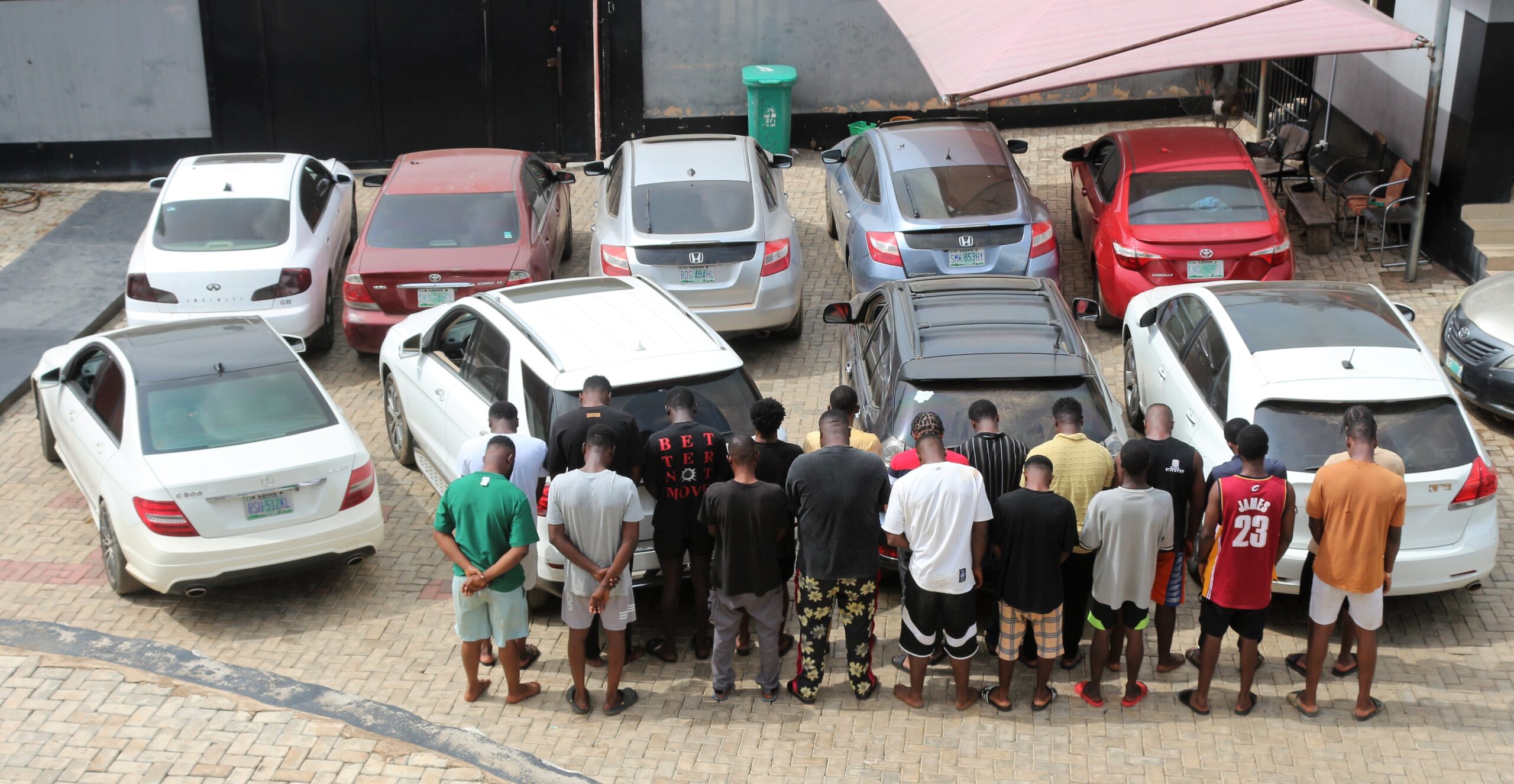 EFCC arrests 20 alleged Internet fraudsters in Ibadan