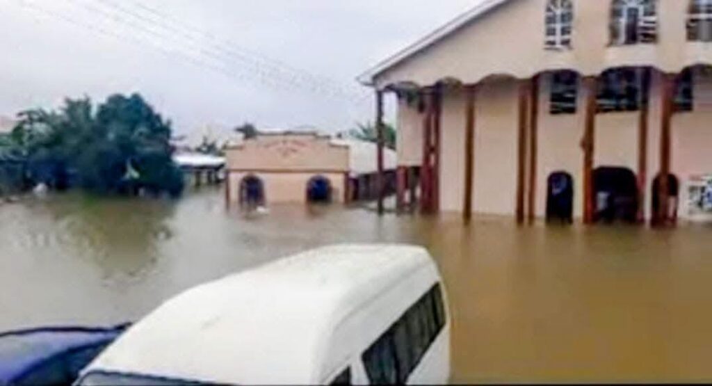 Residents of Uyo have called on the Akwa Ibom State Government to urgently tackle the city's persistent flooding following a downpour that inundated several communities on Wednesday, 8 July 2026, leaving homes and roads submerged, trapping residents indoors and disrupting movement across the state capital.
Journalists and other residents lamented the scale of the flooding, attributing it largely to blocked and poorly maintained drainage systems.