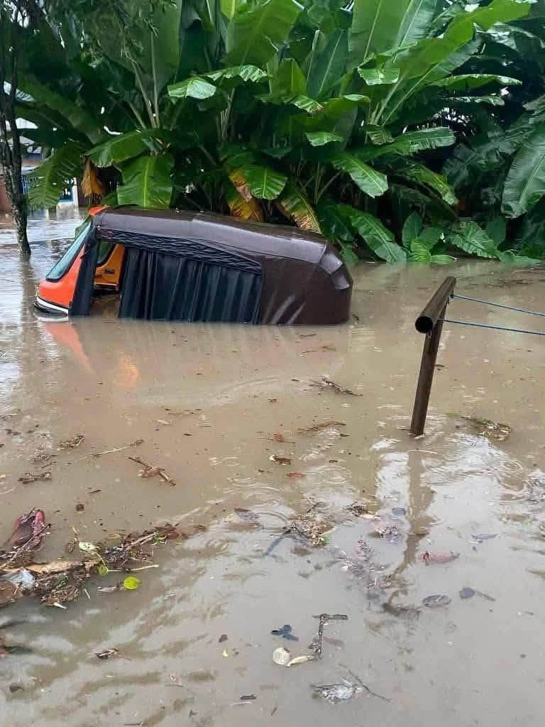 Residents of Uyo have called on the Akwa Ibom State Government to urgently tackle the city's persistent flooding following a downpour that inundated several communities on Wednesday, 8 July 2026, leaving homes and roads submerged, trapping residents indoors and disrupting movement across the state capital.
Journalists and other residents lamented the scale of the flooding, attributing it largely to blocked and poorly maintained drainage systems.