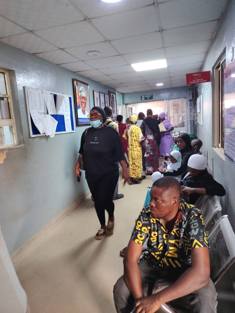 Man collapses before police free three detained witnesses